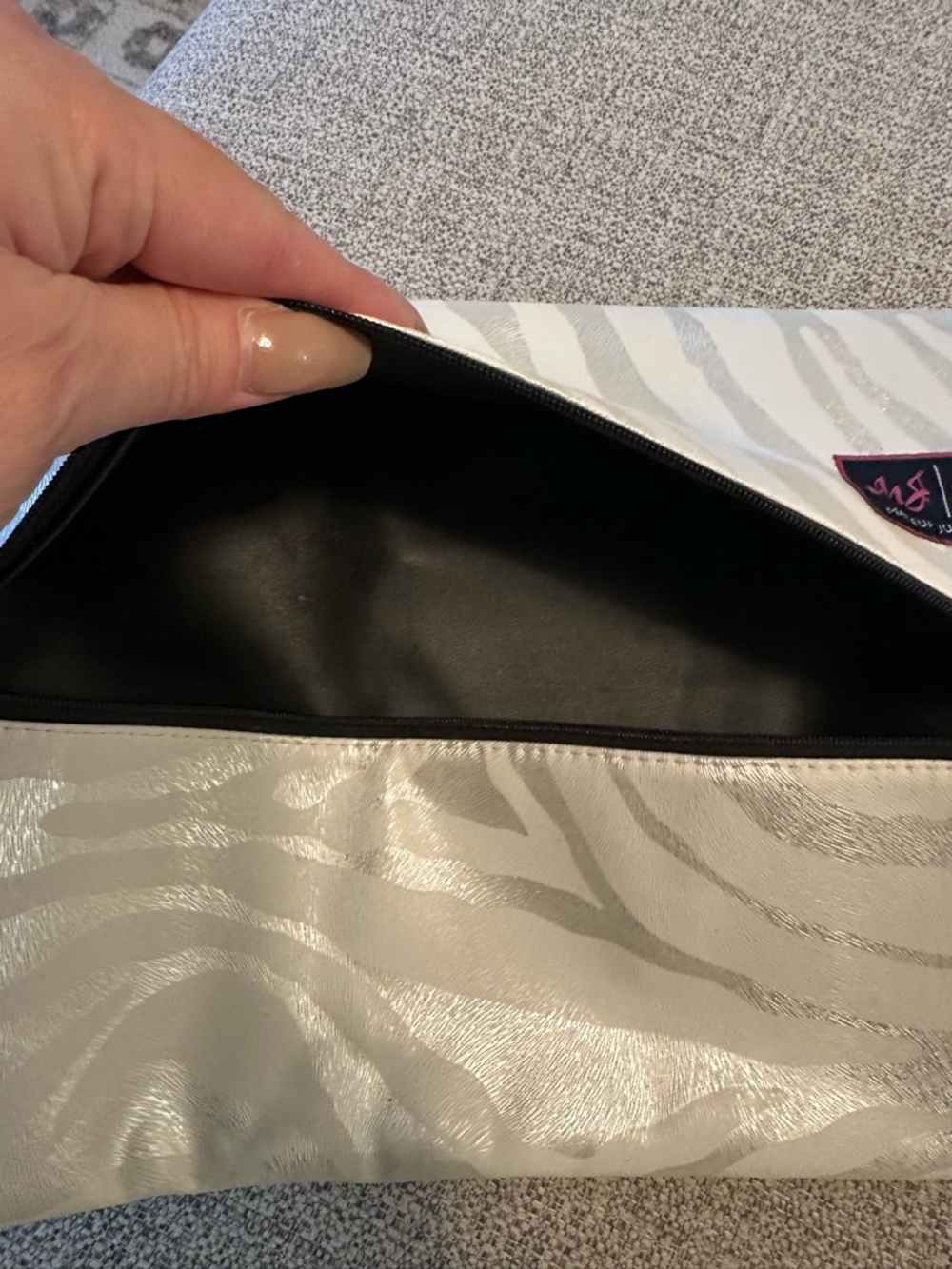 Makeup Junkie Set of 4 White Shimmer Zebra Print Pouches with Teal Tassels - Picture 10 of 10